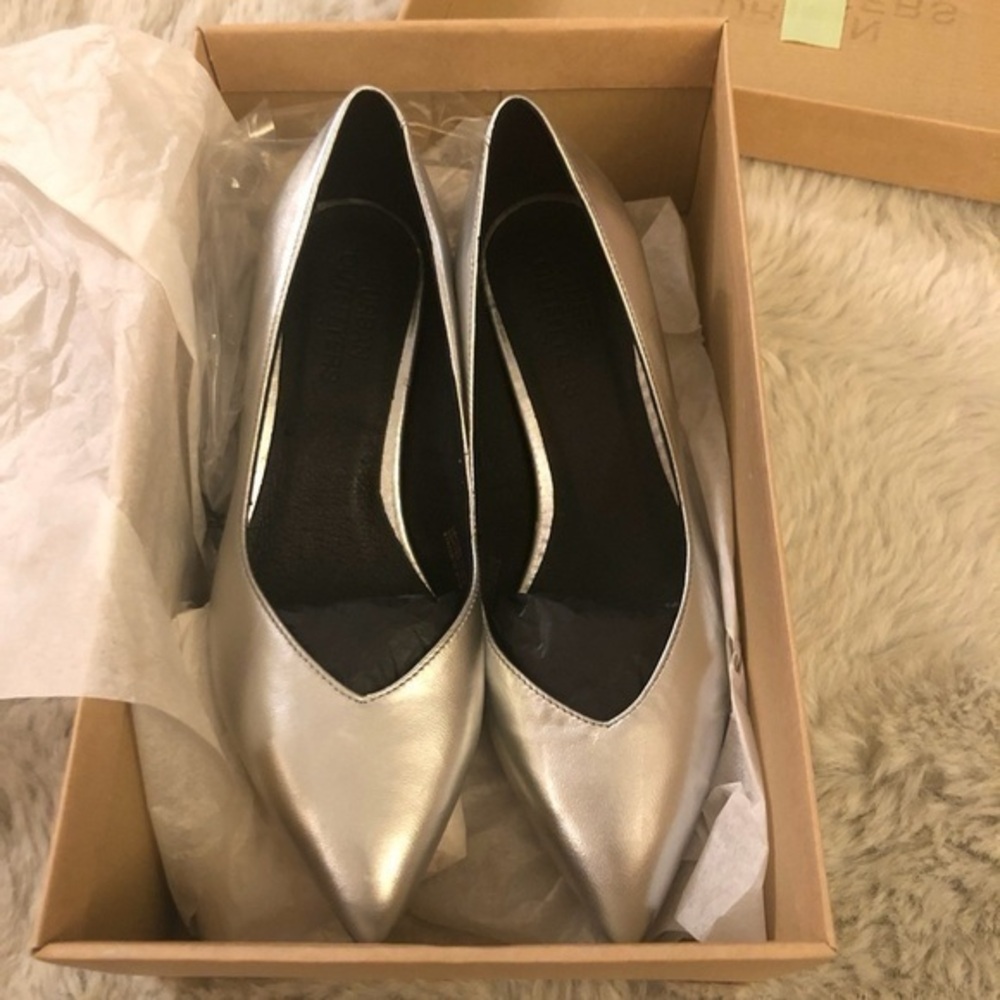 NIB tag price $69 Urban Outfitters COURT SHOE SILVER METALLIC

Women Size:  6